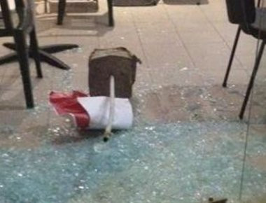 Επίθεση δέχθηκαν τα γραφεία του ΣΥΡΙΖΑ στις Αχαρνές (φωτό)